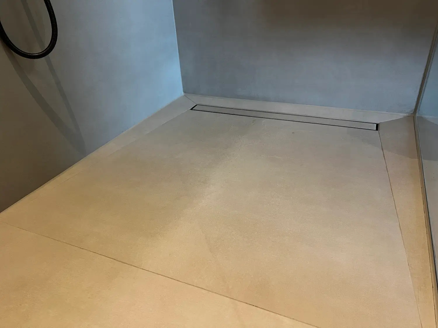 Betonlook tegels badkamer afvoer