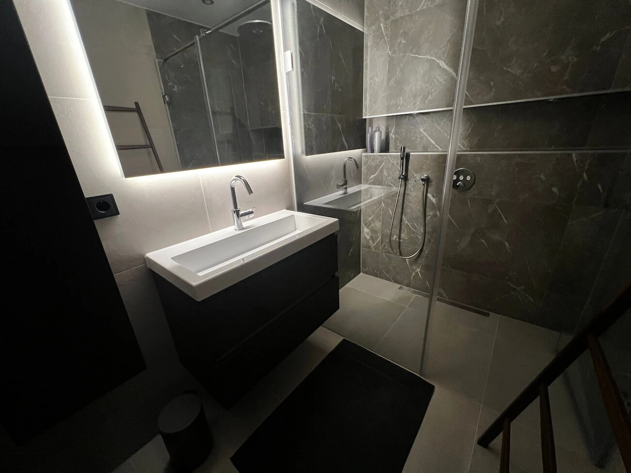 Badkamer grijze marmerlook betonlook tegels