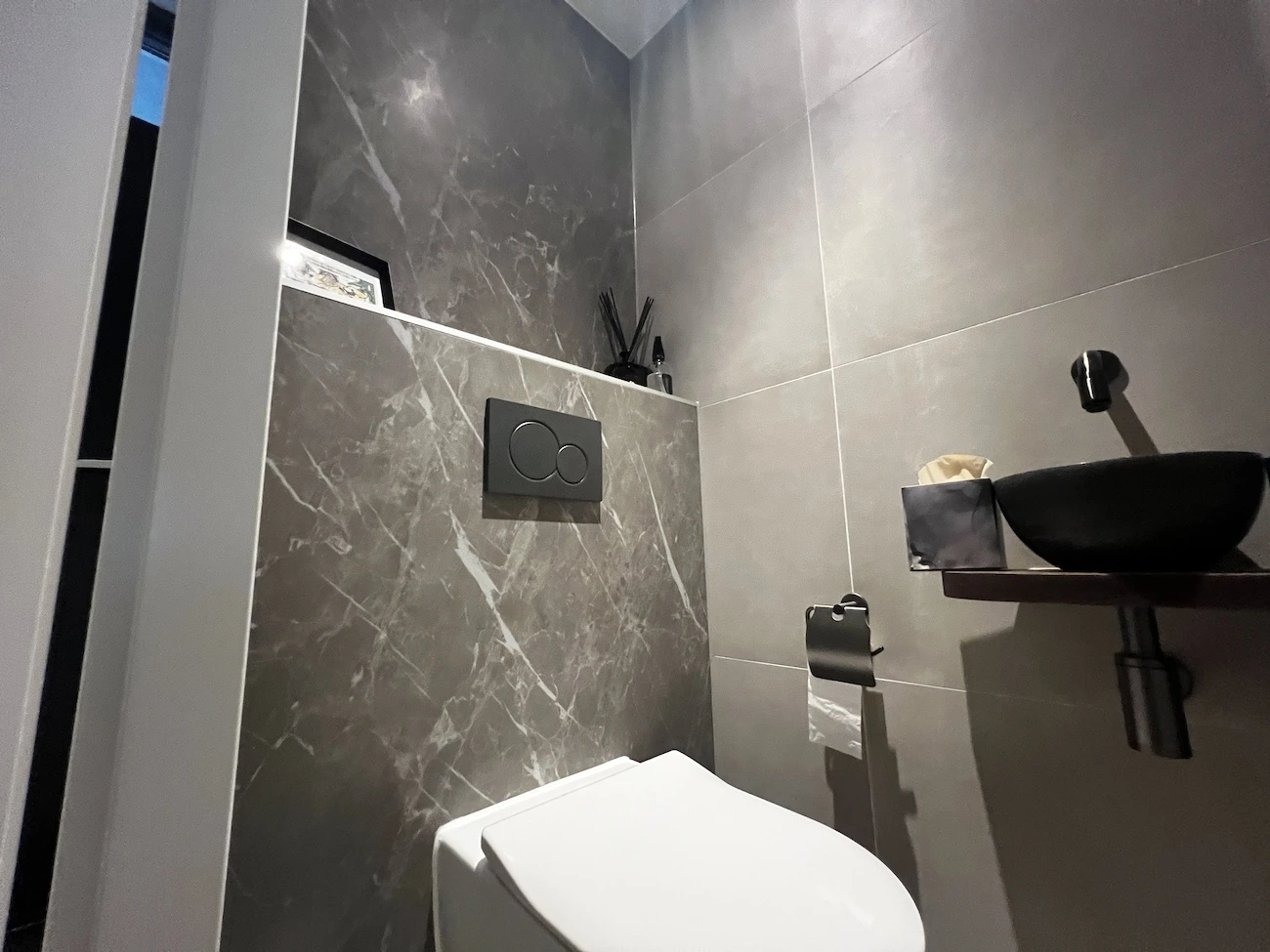 Toilet tegels grijze marmerlook tegels