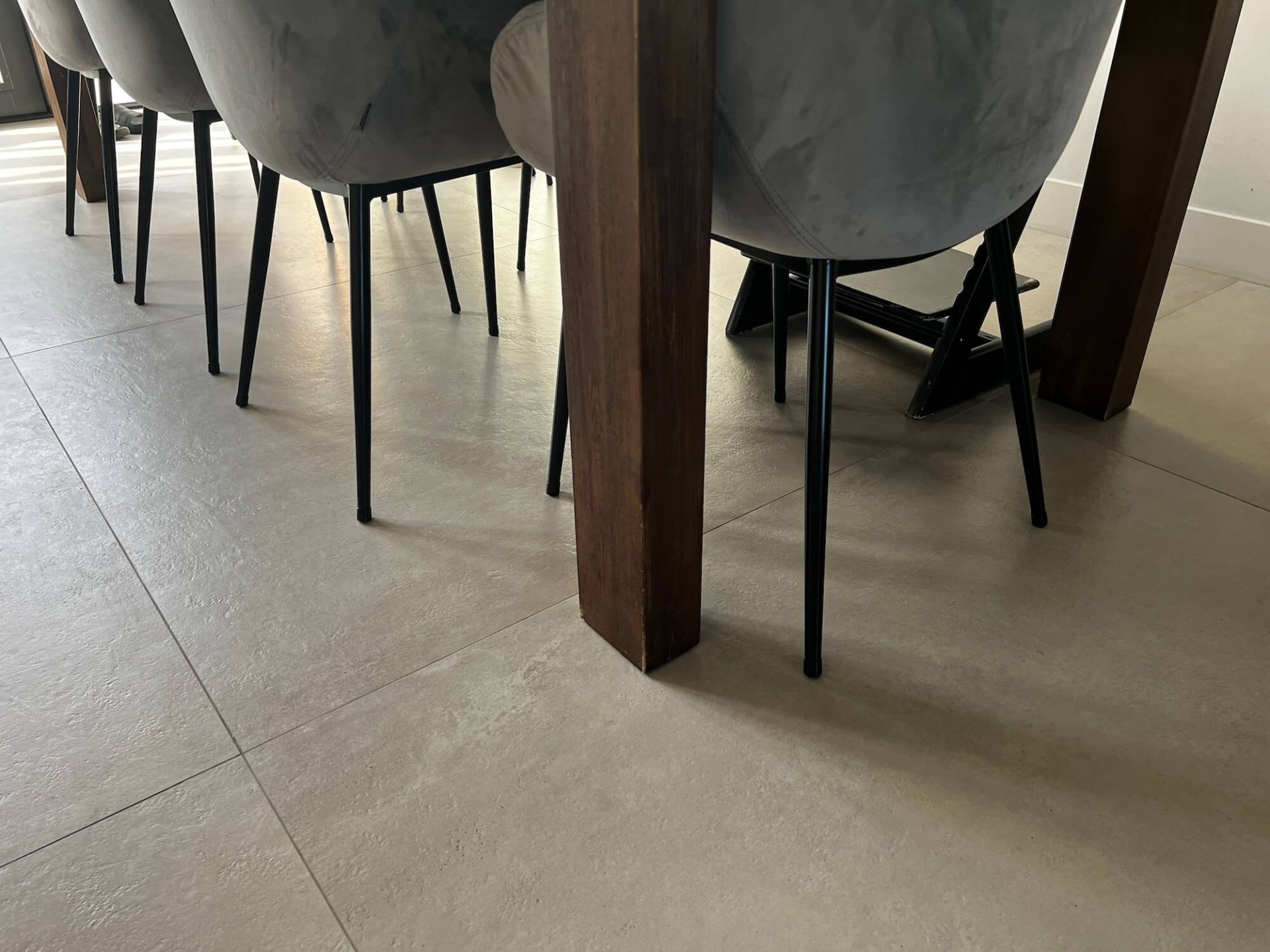 Betonlook tegels eetkamer