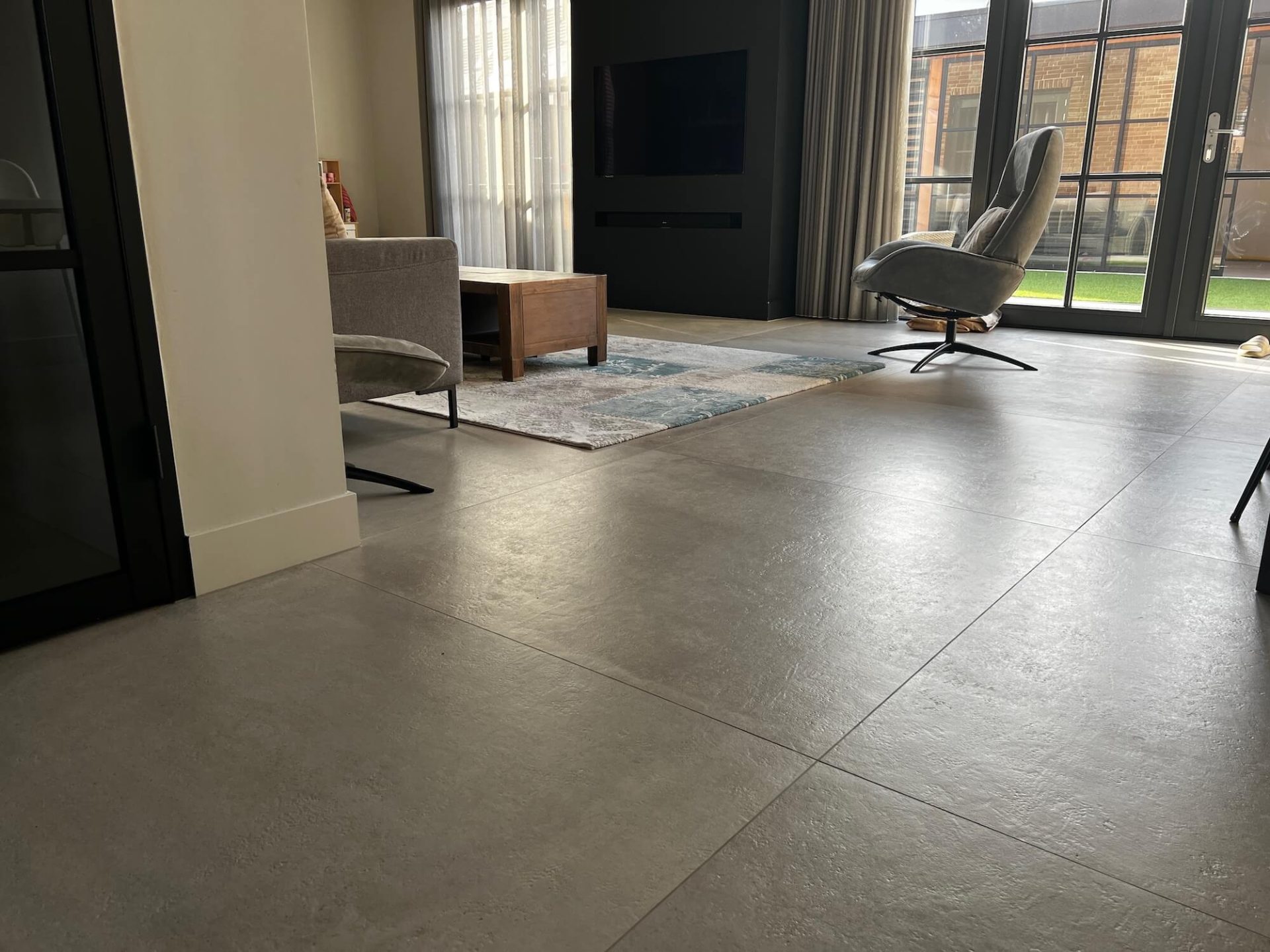 Woonkamer betonlook tegels 120x120
