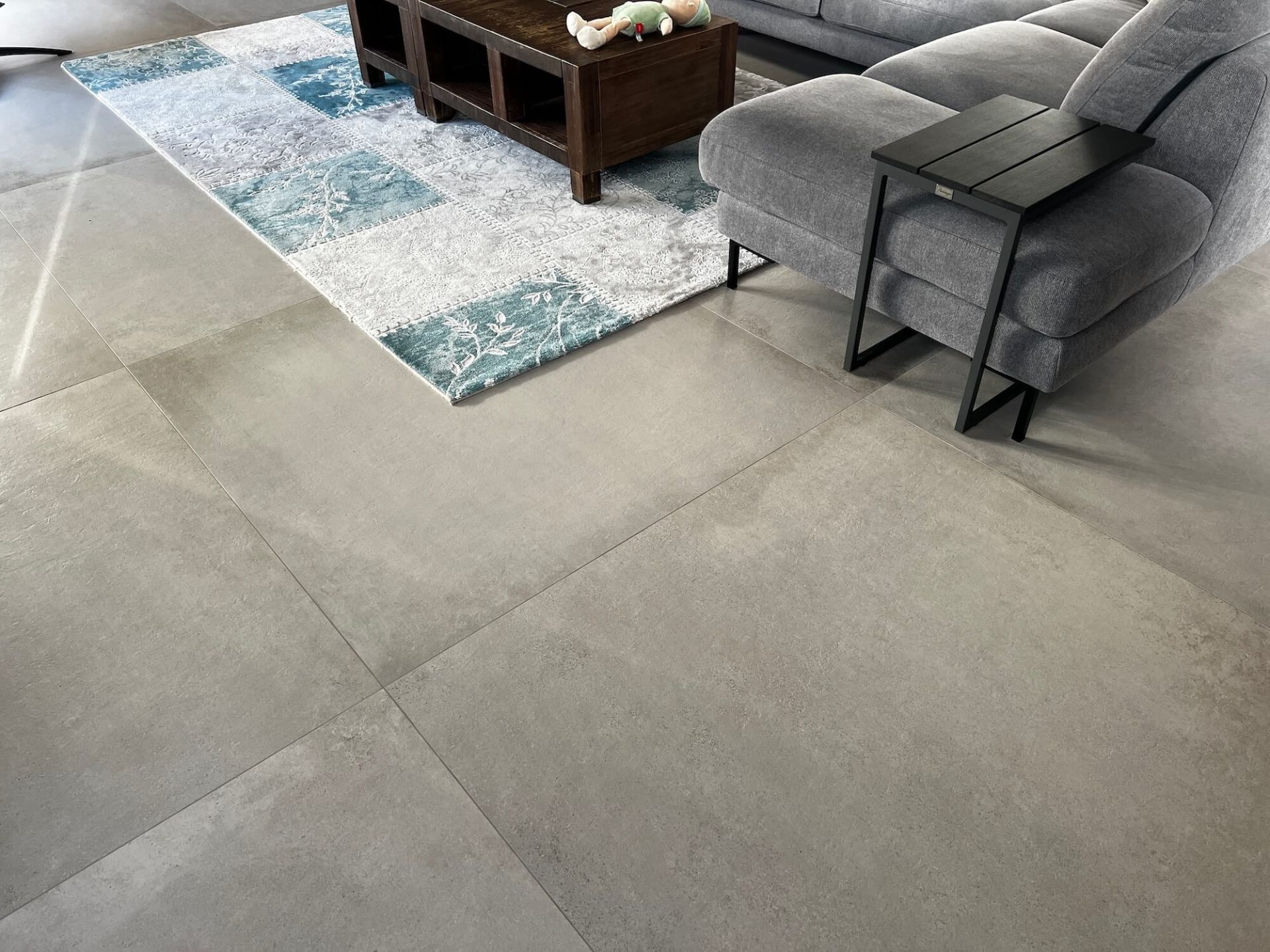 Woonkamer betonlook tegels 120x120 keramiek