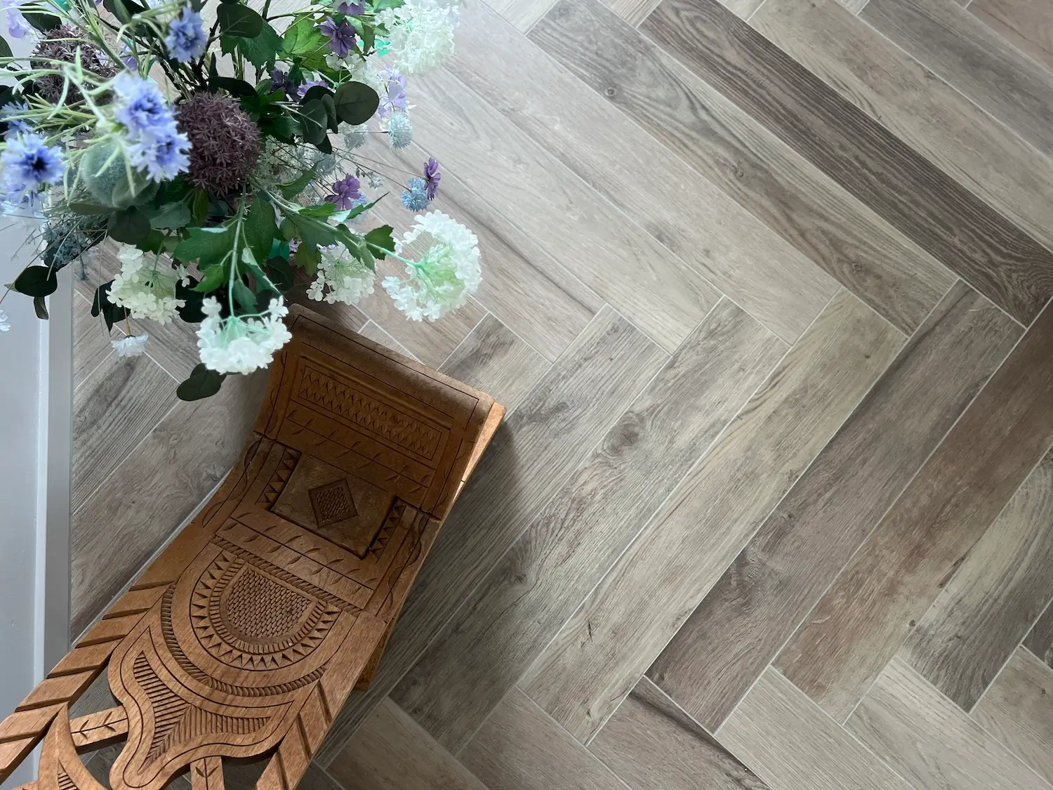 Keramisch parket visgraat vloer close up