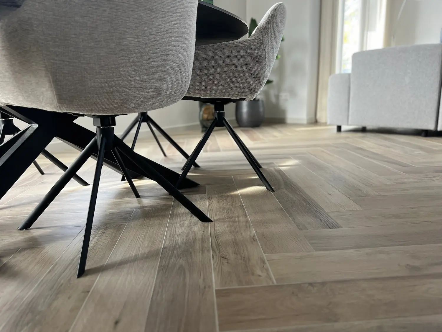 Keramisch parket visgraat vloer detailshot